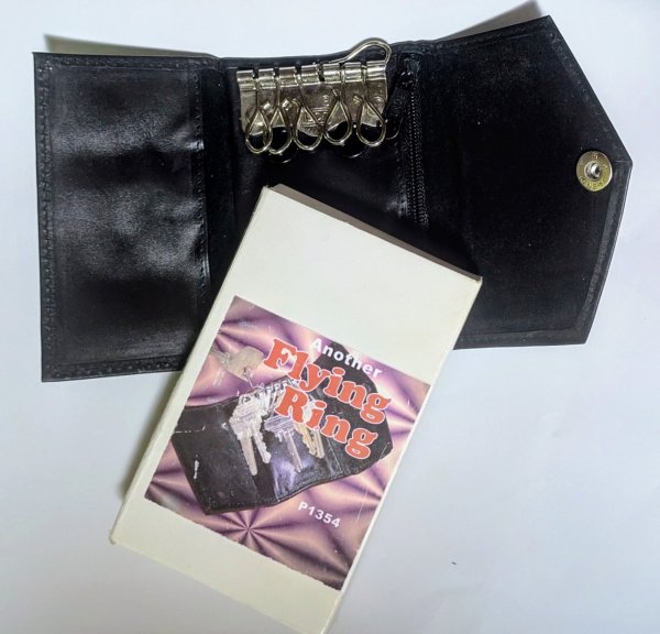 画像1: ＜ほぼ新品＞昔から謎のメーカー・指輪が移動するやつ「ANOTHER FLYING RING」 (1)