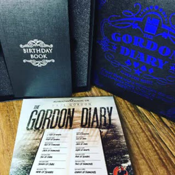 画像1: ＜ほぼ新品＞字幕・ 手帳 に選んだトランプを予言「GORDON DIARY」 (1)