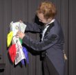 画像2: ＜ほぼ新品＞ 新聞を破ると？？ 「新聞からシルク」 (2)