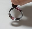 磁石で持ち上げられます