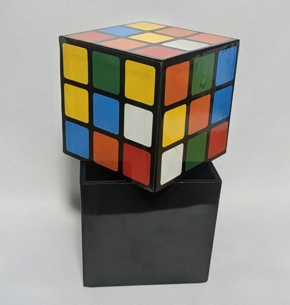 画像1: ＜ほぼ新品＞安かろう悪かろう・キューブが消える「ザ・ルービックキューブ」 (1)
