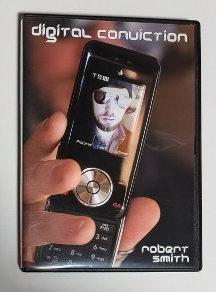 画像1: ＜ほぼ新品＞字幕・スマホで撮った写真のトランプがサイントランプに変化「DIGITOL CONUICTION」 (1)