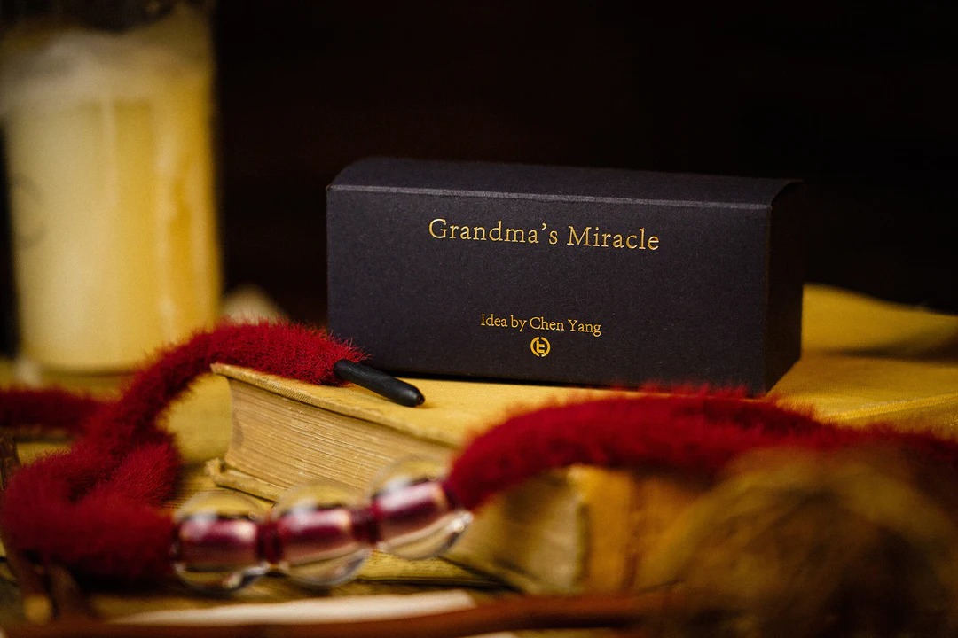 ＜ほぼ新品＞貫通ネタ進化したおばあさんの首飾り「GRANDMA'S MIRACLE」